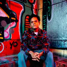 收听 JUZZ、观看音乐视频、阅读小传、查看巡演日期等 ！