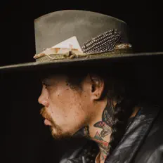 Hör dir Logan Staats an, schau dir Musikvideos an, lies die Biografie, finde Tourdaten und mehr!