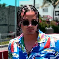 Poslechněte si interpreta undefined, sledujte hudební videa, přečtěte si životopis, podívejte se na data turné a další informace.