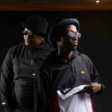 Hör dir AfroMezzo an, schau dir Musikvideos an, lies die Biografie, finde Tourdaten und mehr!