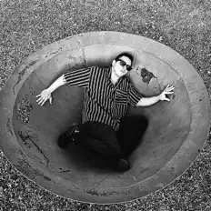 收听 δulloa、观看音乐视频、阅读小传、查看巡演日期等 ！