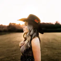 Poslechněte si interpreta Andrea Vasquez, sledujte hudební videa, přečtěte si životopis, podívejte se na data turné a další informace.