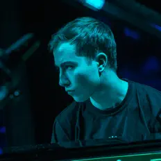 Ascolta Anton Mikhailov, guarda video musicali, leggi la biografia, vedi le date del tour & altro!