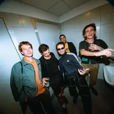 聆聽 Leatherette、觀看音樂影片、閱讀小傳、查看巡演日期等！