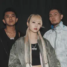 收听 Moment City、观看音乐视频、阅读小传、查看巡演日期等 ！