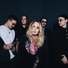 Defise सुनें, म्यूज़िक वीडियो देखें, बायो पढ़ें, दौरे की तारीखें और बहुत कुछ देखें!