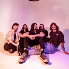 聆聽 bent、觀看音樂影片、閱讀小傳、查看巡演日期等！