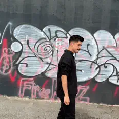 Huffを聴いたり、ミュージックビデオを鑑賞したり、経歴やツアー日程などを確認したりしましょう！