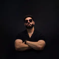Hör dir Karam Bajwa an, schau dir Musikvideos an, lies die Biografie, finde Tourdaten und mehr!