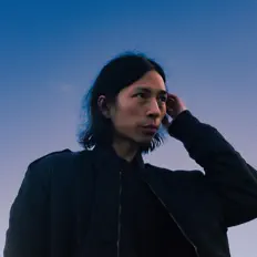 聆聽 747、觀看音樂影片、閱讀小傳、查看巡演日期等！