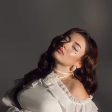 Ascolta Sabina Zadeh, guarda video musicali, leggi la biografia, vedi le date del tour & altro!