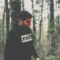 收听 undefined、观看音乐视频、阅读小传、查看巡演日期等 ！