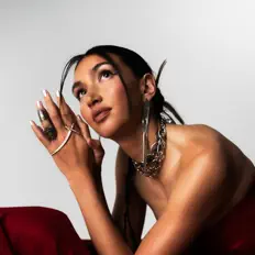 聆聽 Tanis、觀看音樂影片、閱讀小傳、查看巡演日期等！