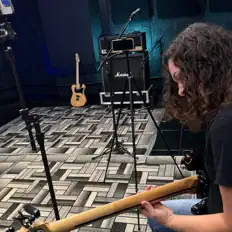 BandaDIZを聴いたり、ミュージックビデオを鑑賞したり、経歴やツアー日程などを確認したりしましょう！