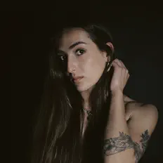 Hör dir Elise an, schau dir Musikvideos an, lies die Biografie, finde Tourdaten und mehr!