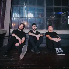 SUBURBS을(를) 듣고, 뮤직 비디오를 보고, 약력을 읽고, 투어 일정 등을 확인하세요!