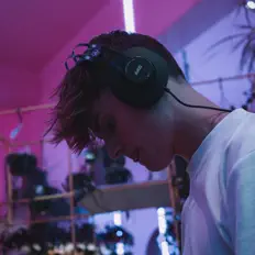 Lucas Gilchristを聴いたり、ミュージックビデオを鑑賞したり、経歴やツアー日程などを確認したりしましょう！