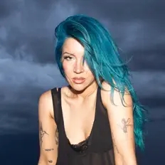 Escucha a Charlotte Sands, mira videos musicales, lee su biografía, consulta las fechas de las gira y más.