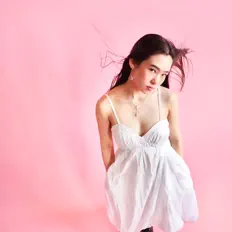 Chloe Berry सुनें, म्यूज़िक वीडियो देखें, बायो पढ़ें, दौरे की तारीखें और बहुत कुछ देखें!