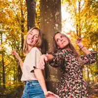 undefinedを聴いたり、ミュージックビデオを鑑賞したり、経歴やツアー日程などを確認したりしましょう！