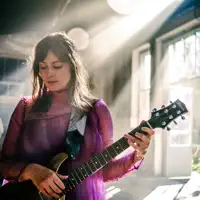 undefined을(를) 듣고, 뮤직 비디오를 보고, 약력을 읽고, 투어 일정 등을 확인하세요!