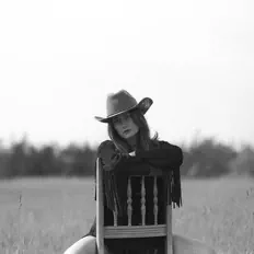 收听 Emily Clair、观看音乐视频、阅读小传、查看巡演日期等 ！