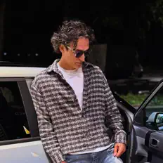 聆聽 Aliywiau.、觀看音樂影片、閱讀小傳、查看巡演日期等！