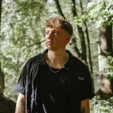 Poslechněte si interpreta Elijah Deklyen, sledujte hudební videa, přečtěte si životopis, podívejte se na data turné a další informace.