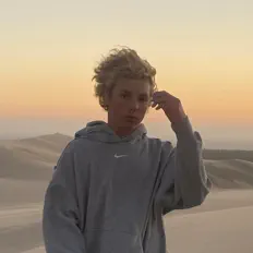 Klauxを聴いたり、ミュージックビデオを鑑賞したり、経歴やツアー日程などを確認したりしましょう！