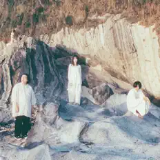 聆聽 Shirotsume、觀看音樂影片、閱讀小傳、查看巡演日期等！