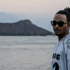 Mr Live from Norfolk सुनें, म्यूज़िक वीडियो देखें, बायो पढ़ें, दौरे की तारीखें और बहुत कुछ देखें!