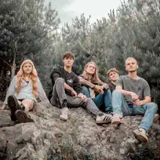 Écoutez Brown Oak Assembly, regardez des vidéoclips, lisez la biographie, consultez les dates de tournée et plus encore !