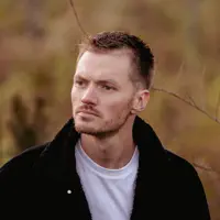 undefined을(를) 듣고, 뮤직 비디오를 보고, 약력을 읽고, 투어 일정 등을 확인하세요!