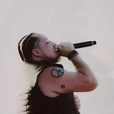 Dengarkan Mooluh, tonton video musik, baca bio, lihat tanggal tur & lainnya!