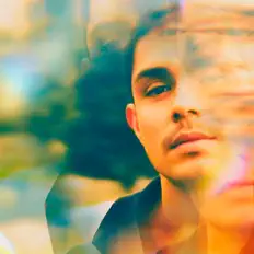 Escucha a Justin Lee, mira videos musicales, lee su biografía, consulta las fechas de las gira y más.