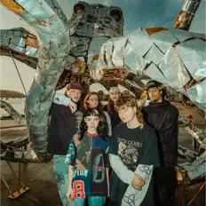 Knivesを聴いたり、ミュージックビデオを鑑賞したり、経歴やツアー日程などを確認したりしましょう！