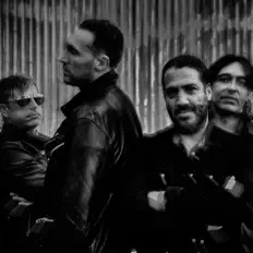 收听 8AD、观看音乐视频、阅读小传、查看巡演日期等 ！