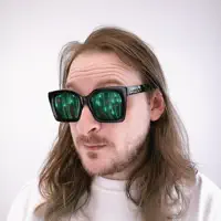 Écoutez undefined, regardez des vidéoclips, lisez la biographie, consultez les dates de tournée et plus encore !