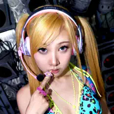 The Deepを聴いたり、ミュージックビデオを鑑賞したり、経歴やツアー日程などを確認したりしましょう！