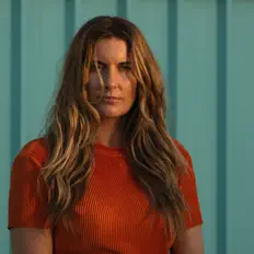 收听 Laura Hill、观看音乐视频、阅读小传、查看巡演日期等 ！