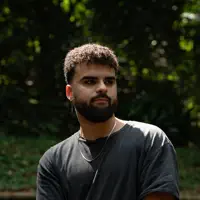 聆聽 undefined、觀看音樂影片、閱讀小傳、查看巡演日期等！