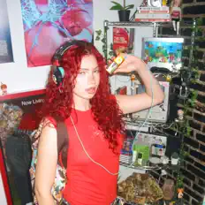 gleameを聴いたり、ミュージックビデオを鑑賞したり、経歴やツアー日程などを確認したりしましょう！