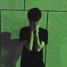 聆聽 hategrim、觀看音樂影片、閱讀小傳、查看巡演日期等！
