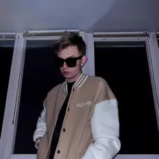 Poslechněte si interpreta ДИРАЙТЕН, sledujte hudební videa, přečtěte si životopis, podívejte se na data turné a další informace.