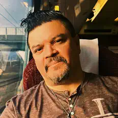 Escucha a Manuel Victor, mira vídeos musicales, lee la biografía, consulta fechas de giras y mucho más.