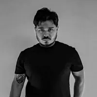 undefined dinle, müzik videolarını izle, biyografisini oku, tur tarihlerini ve daha fazlasını gör!
