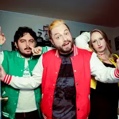 聆聽 FREE FRIENDS、觀看音樂影片、閱讀小傳、查看巡演日期等！