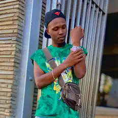 Official Bigiを聴いたり、ミュージックビデオを鑑賞したり、経歴やツアー日程などを確認したりしましょう！