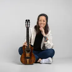 Hör dir Brittni Paiva an, schau dir Musikvideos an, lies die Biografie, finde Tourdaten und mehr!