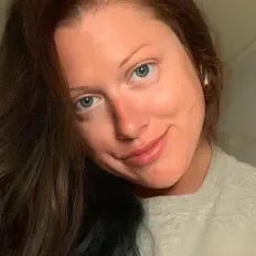 聆聽 Emilie Arizona、觀看音樂影片、閱讀小傳、查看巡演日期等！